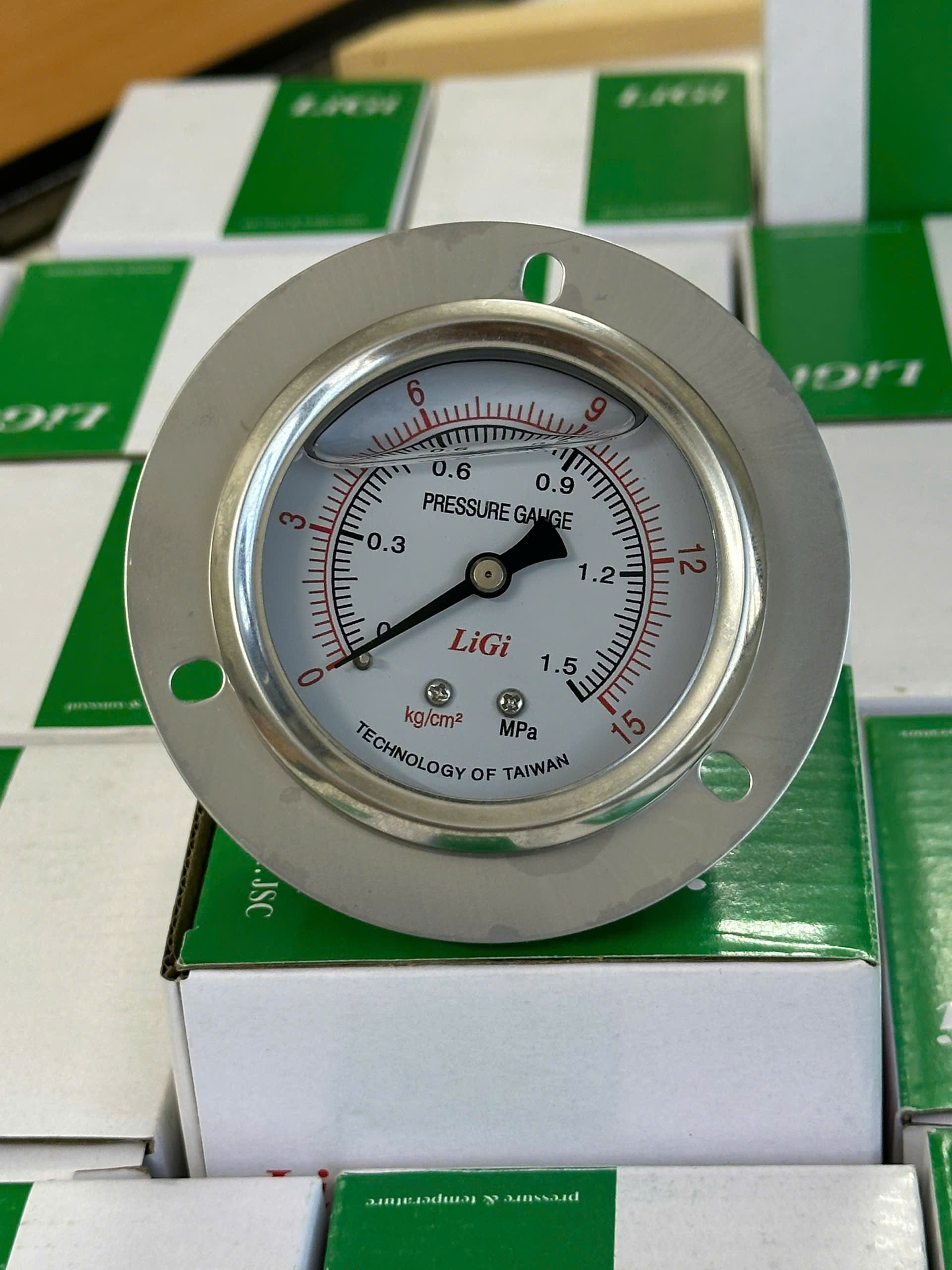 Đồng hồ đo áp suất dầu chân sau có vành Y63 (0-15kg)